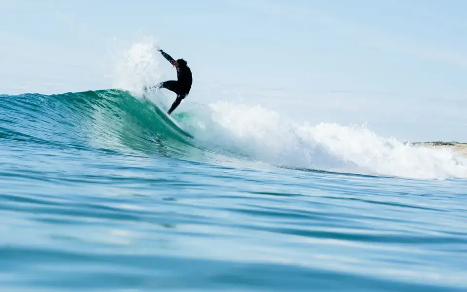 Surfeur sur une vague