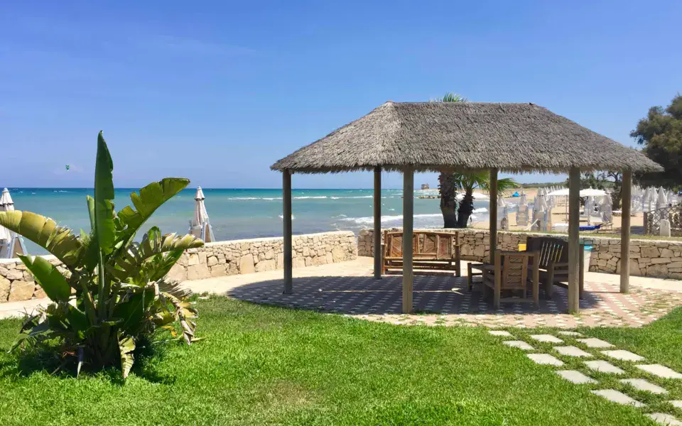 Espace de plage avec gazebo en bord de mer