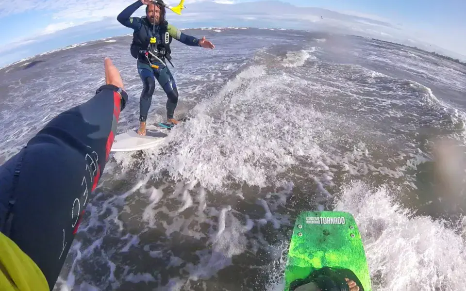 Kitesurfeur en action près de la côte