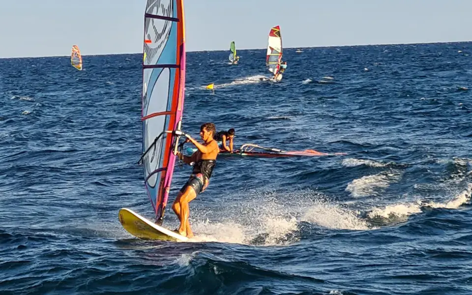 Windsurfeur en navigation devant Imperia