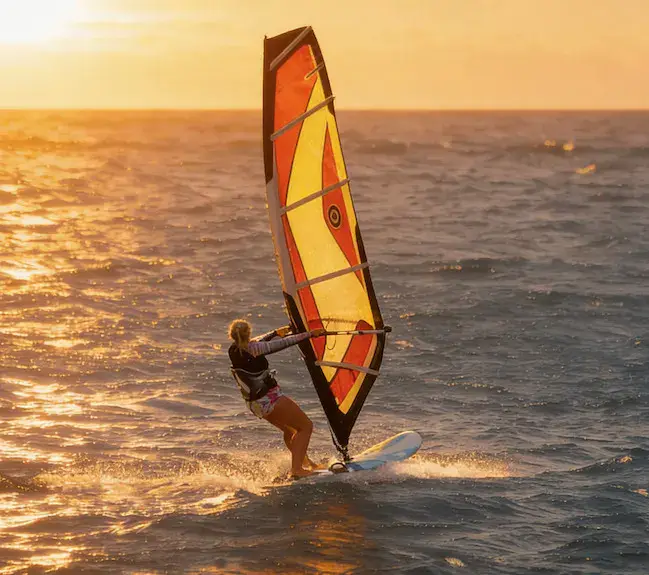 Windsurfeuse au coucher du soleil