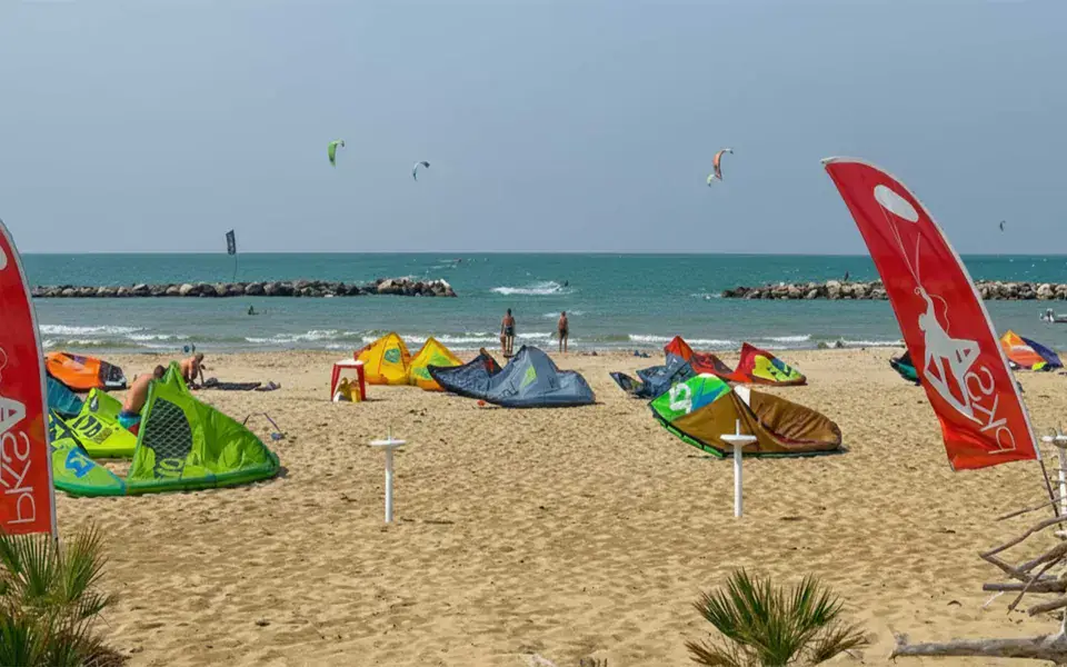 Plage de kitesurf de Pesaro avec les ailes déployées