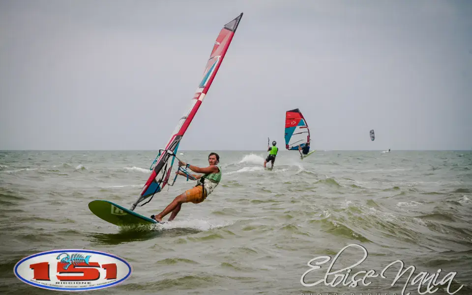 Windsurfeuse en navigation devant la plage de Riccione