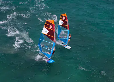 Vue aérienne de deux windsurfeurs en navigation