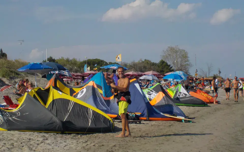 Plage de Lido di Volano avec des ailes de kitesurf posées sur le sable