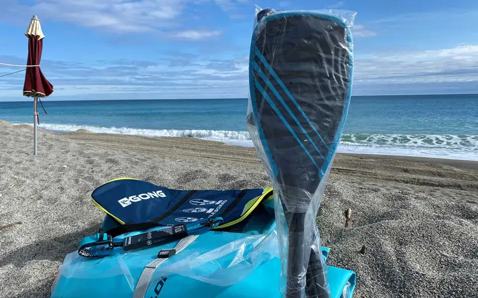 Matériel de stand up paddle sur la plage