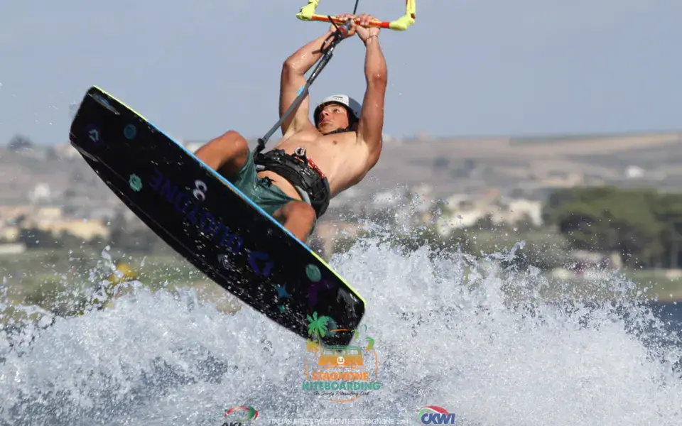 Saut lors du contest italien de freestyle au Stagnone, 2024