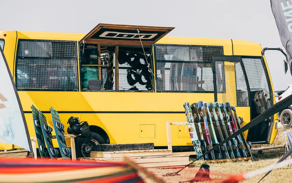 Bus Duotone et matériel au centre de Lo Stagnone