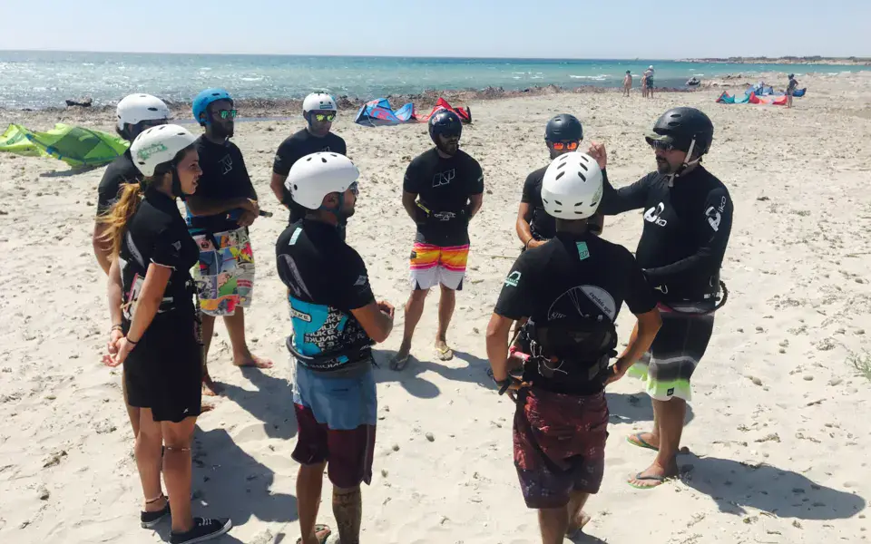 Briefing de groupe sur la plage avant le cours