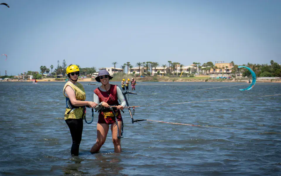 Cours de kitesurf dans l'eau peu profonde de la lagune