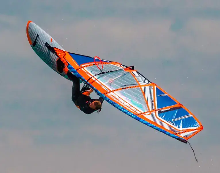 Windsurfeur en saut