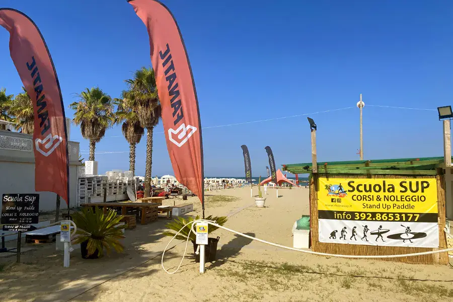 Poste de l'école de SUP sur la plage
