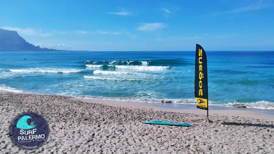 Plage de galets et vagues devant l'école