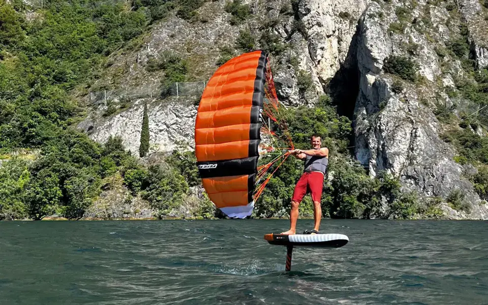 Wingfoil sur le lac devant la falaise