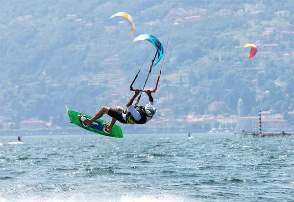 Kitesurfeur en saut sur le lac de Garde
