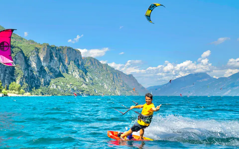 Kitesurfeur en navigation au pied des montagnes