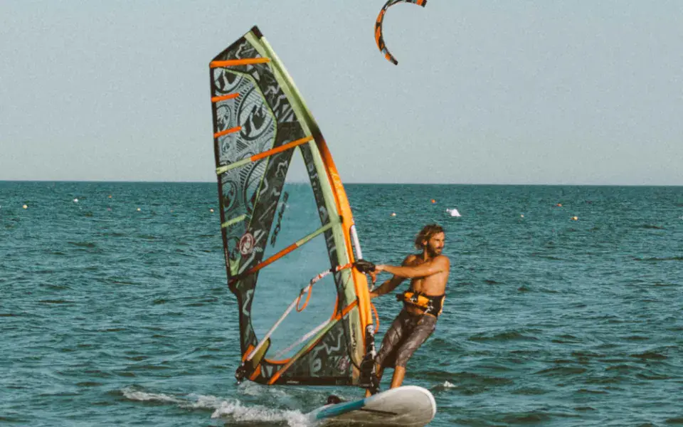 Windsurfeur sur l'eau