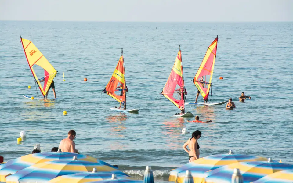Windsurfeurs devant la plage
