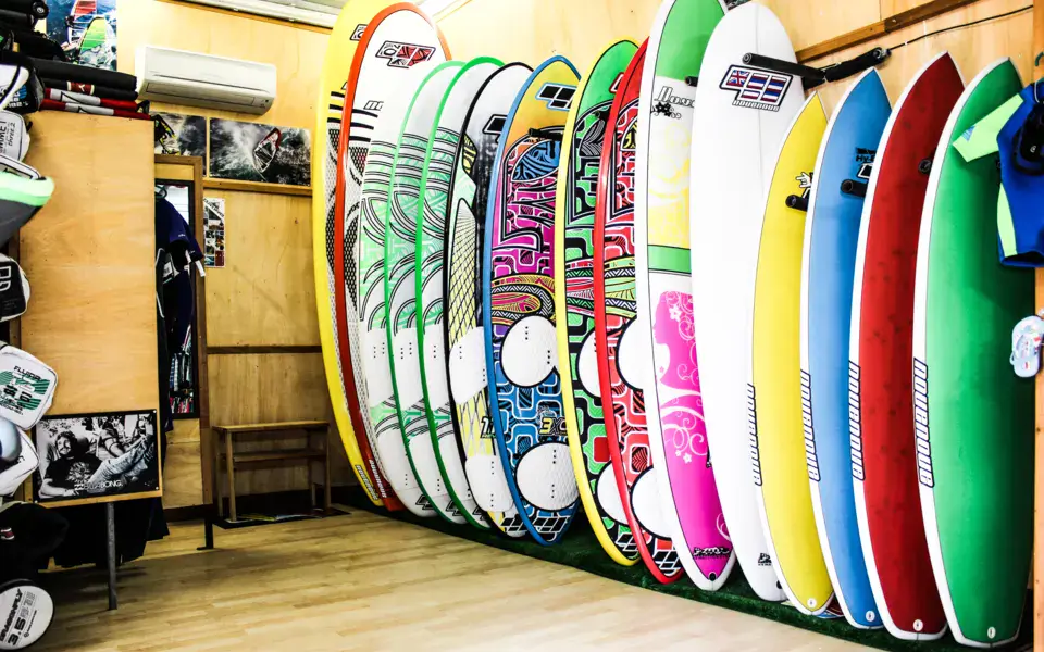 Rayon de planches de surf dans le magasin