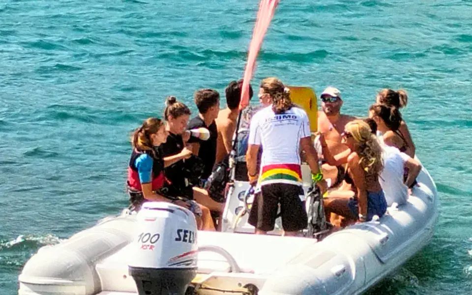Bateau pneumatique du service de lift avec un groupe de kiters