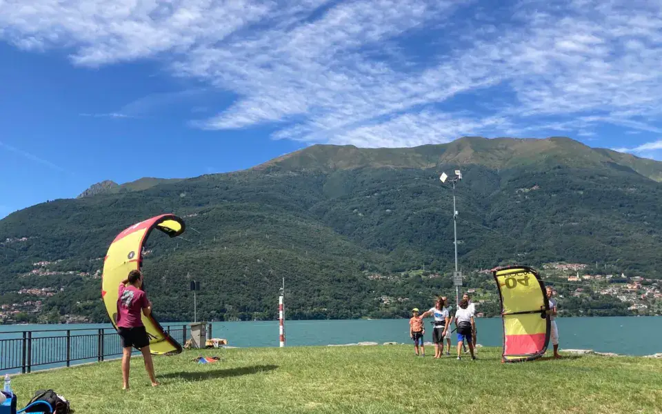Préparation des ailes sur la pelouse au bord du lac