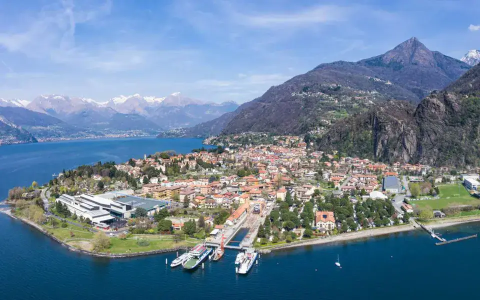Vue aérienne de Dervio et du lac de Côme