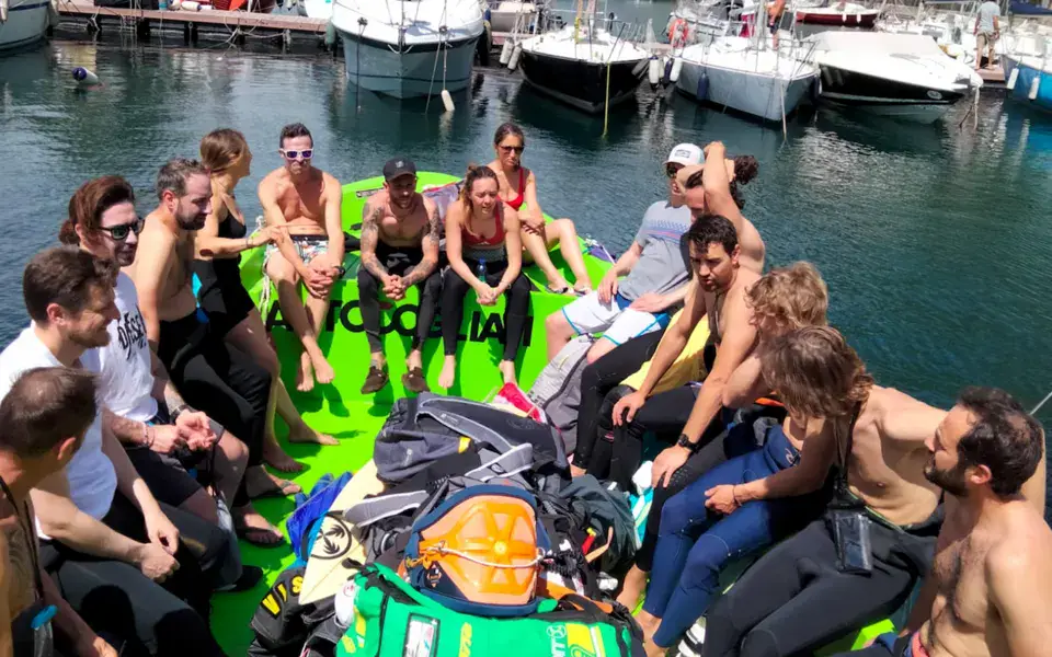 Groupe de kiters sur le bateau de lift
