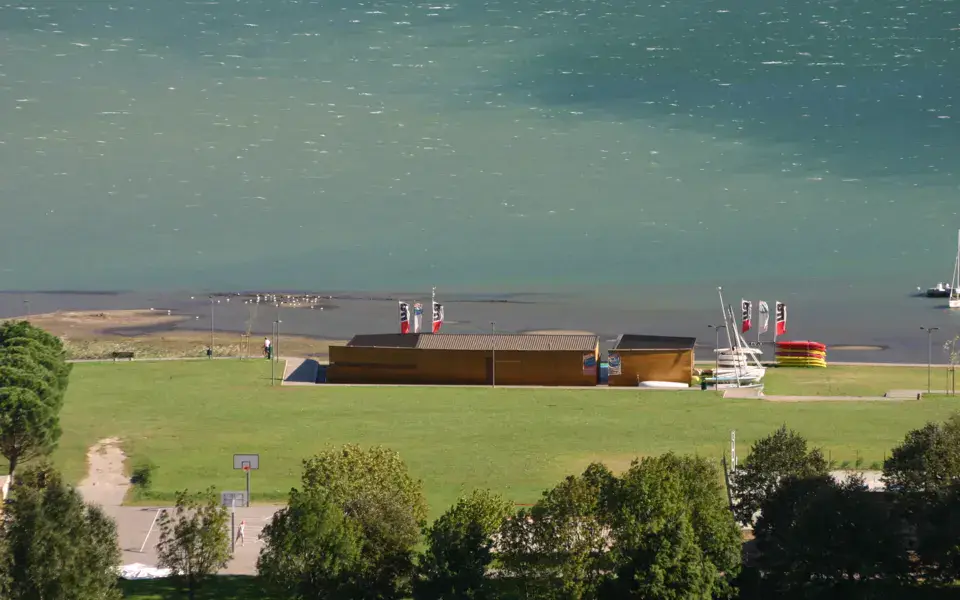 Pelouse et bâtiments du centre au bord du lac
