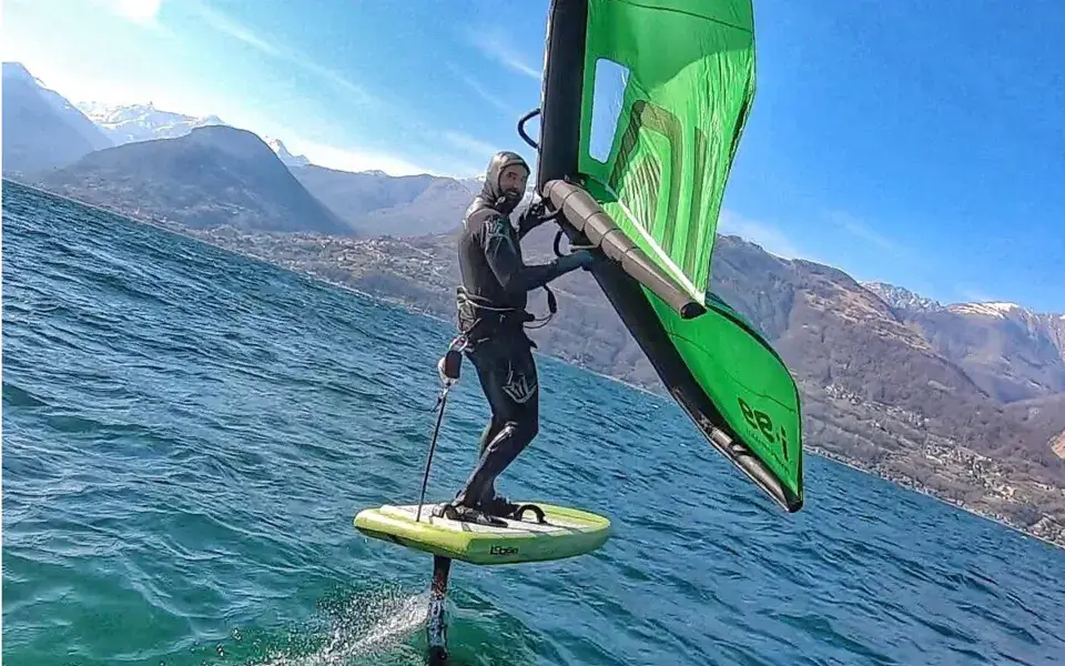 Wingfoiler sur le lac de Côme à Colico