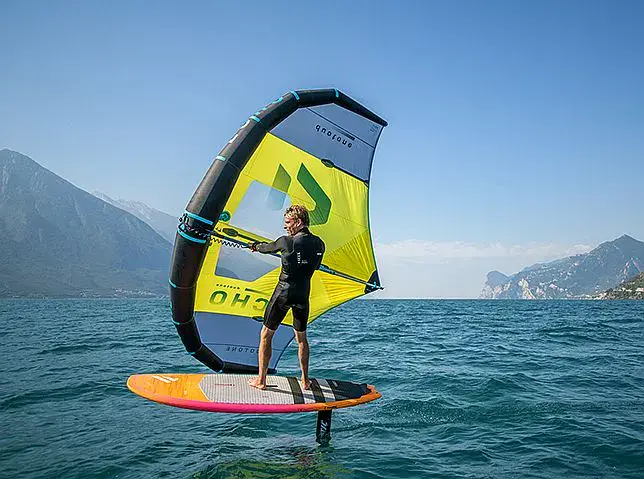 Wingfoiler sur le lac de Côme