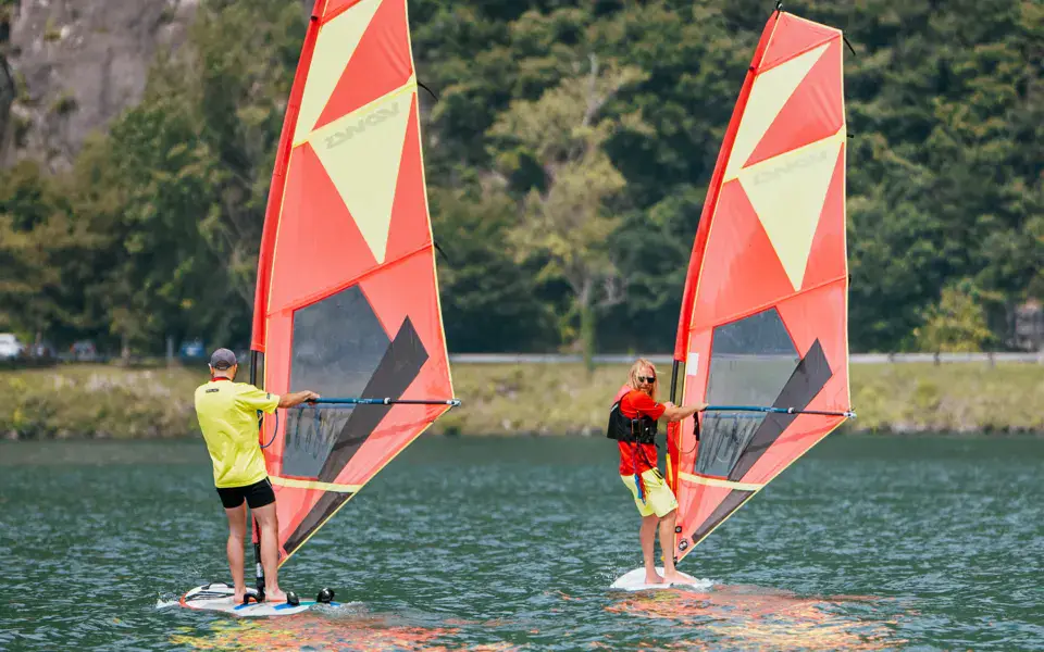 Deux planchistes sur le lac d'Iseo
