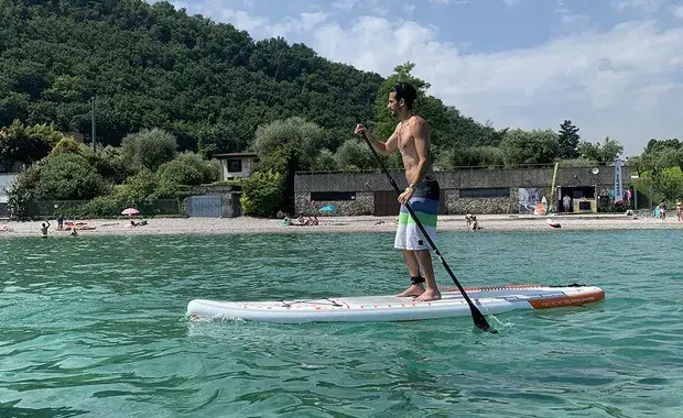 Stand up paddle sur le lac de Garde devant la plage