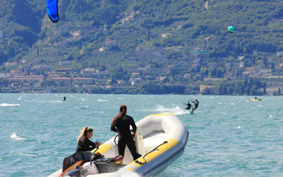 Bateau d'assistance de l'école près d'un kitesurfeur