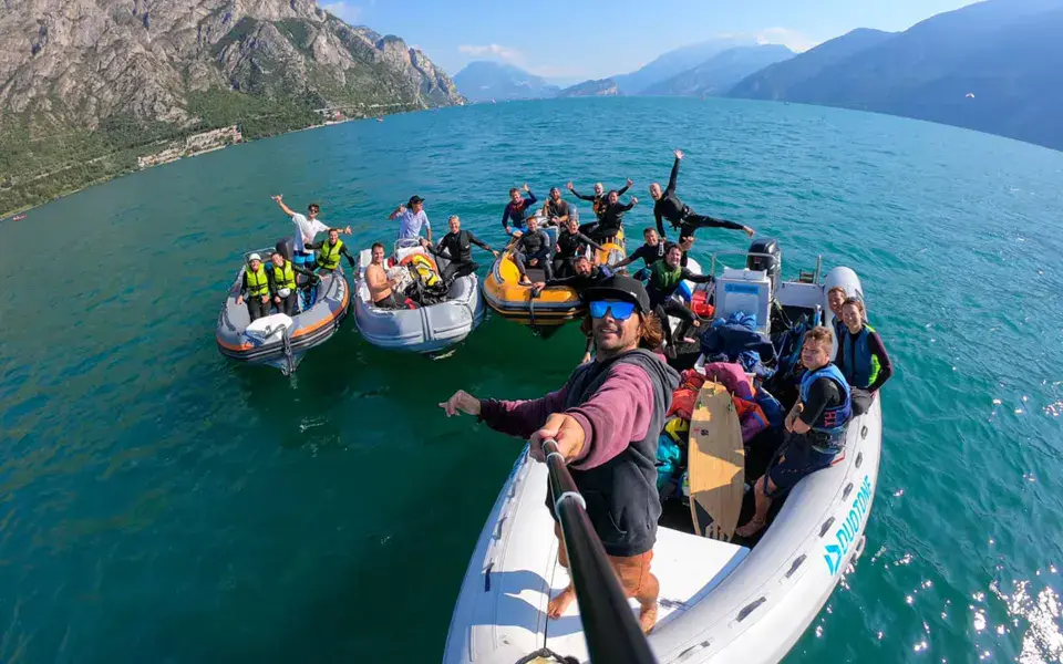 Bateaux pneumatiques d'assistance avec un groupe de kiters