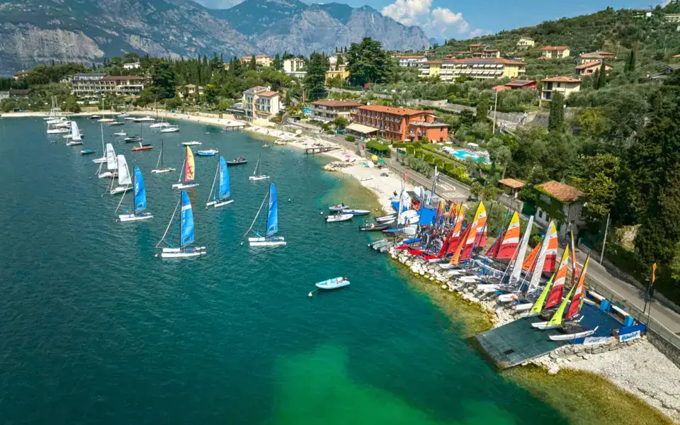 Vue aérienne de la plage et des bateaux du camp