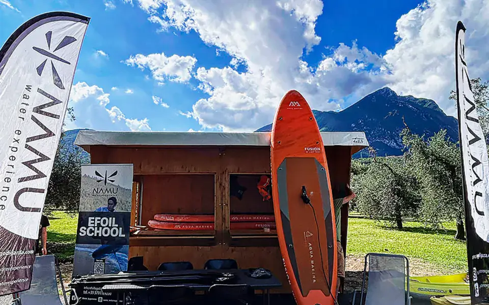 Stand de l'école d'e-foil sur la pelouse au bord du lac