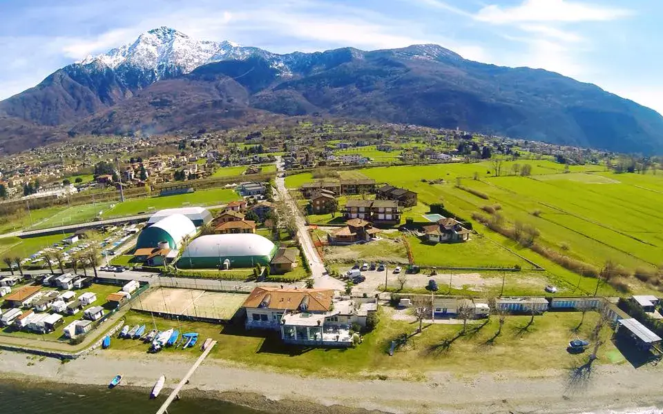 Vue aérienne du lido de Colico et des montagnes