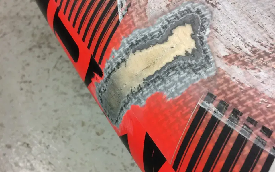 Réparation du dessus d'une planche de windsurf