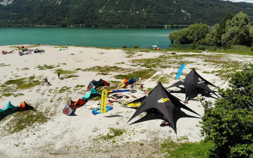 Zone de gréement des kites sur la plage du lac
