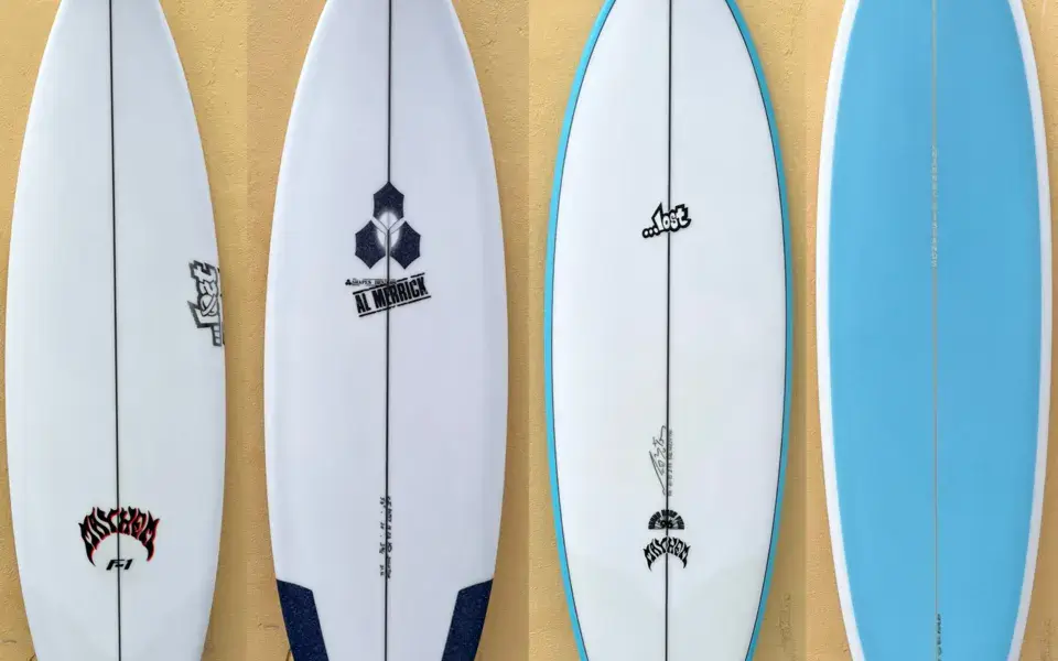 Planches de surf exposées en magasin