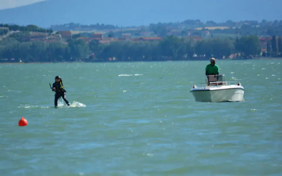 Kitesurfeur et bateau d'assistance sur le lac Trasimeno