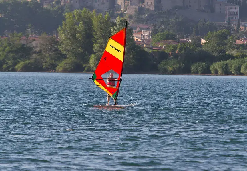 Windsurfeur sur le lac de Bolsena