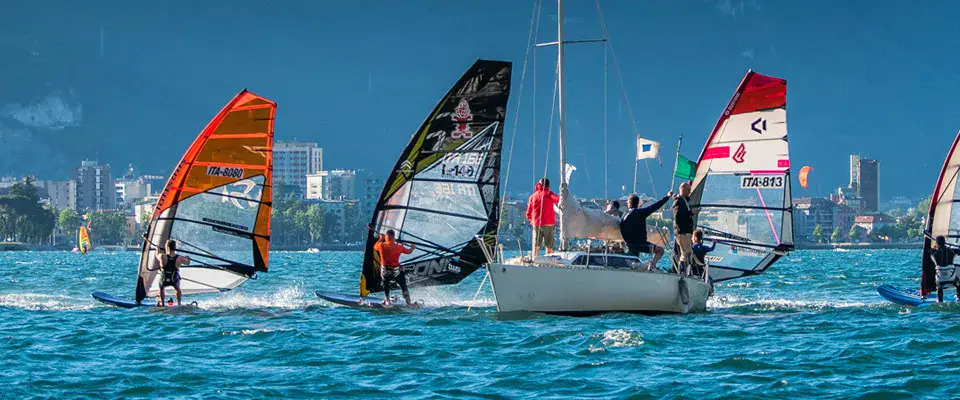 Windsurfeurs sur le lac