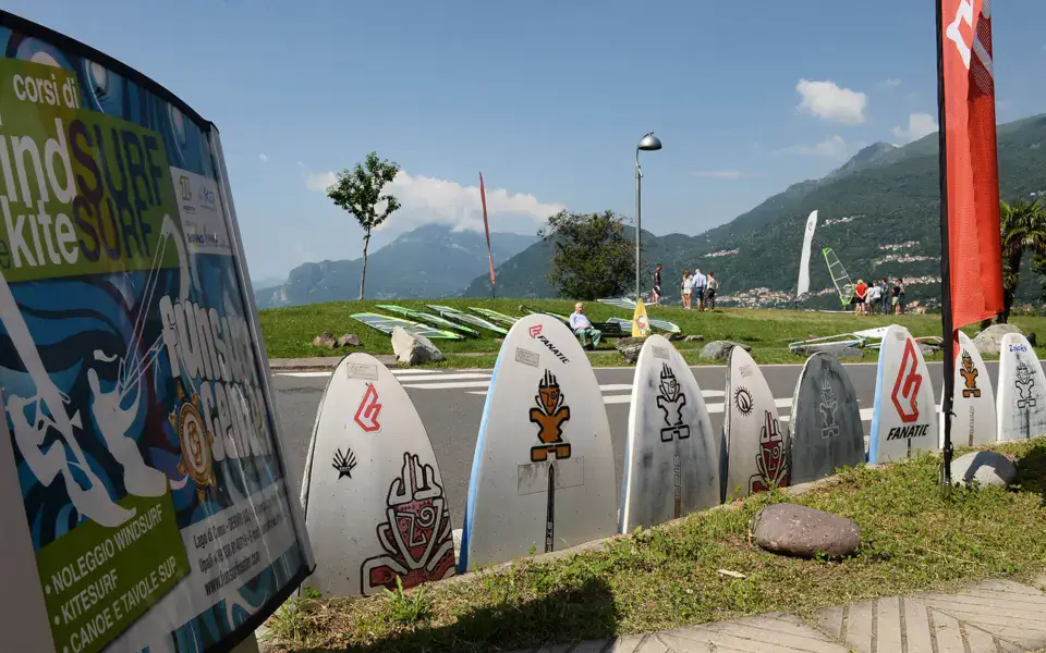Planches de windsurf alignées devant le lac