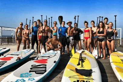 Groupe de stand up paddle avec les planches sur le ponton