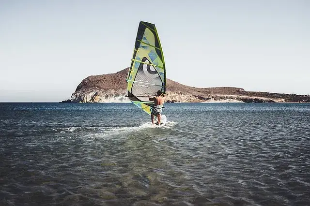 Windsurfeur devant un îlot