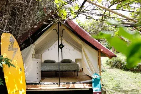 Tente d'hébergement du surf camp