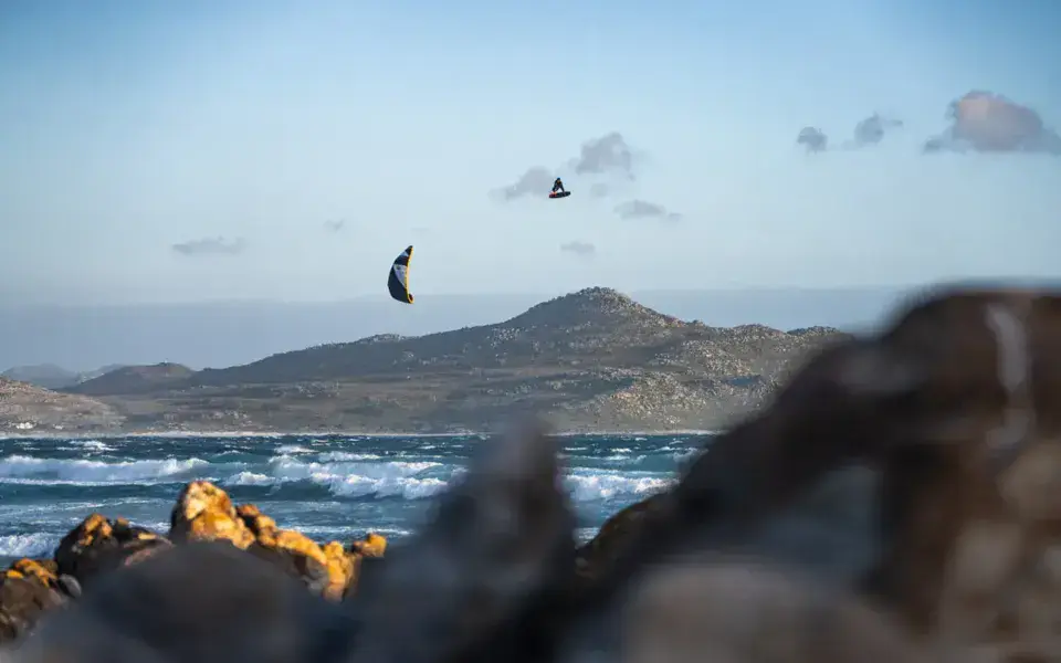 Kite sur la lagune, côte au fond