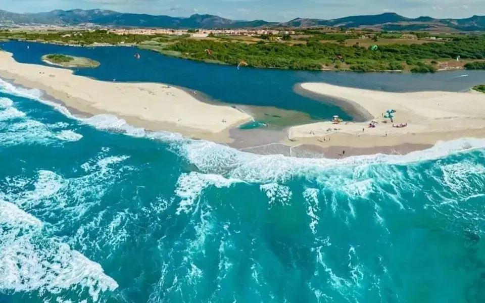Vue aérienne d'un plan d'eau et d'une plage de sable
