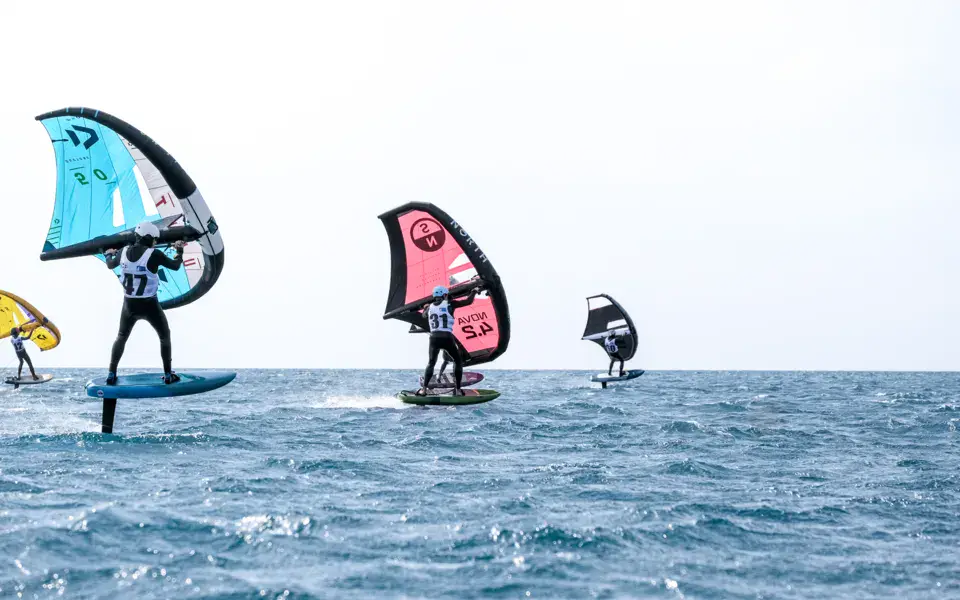 Wing foilers en course sur le plan d'eau